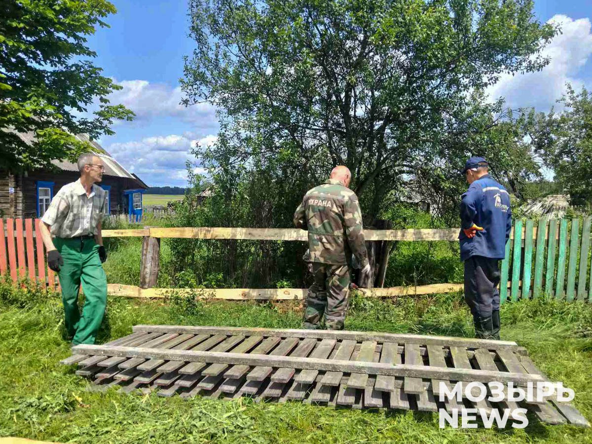 Совместными усилиями: в Махновичском сельсовете благоустроили территорию Благоустройство сельских населенных пунктов – одна из основных забот председателей сельисполкомов. А чтобы этот процесс осуществлялся активно, на помощь приходят коллективы предприятий и организаций района. Так, в Махновичском сельсовете совместными усилиями работников Мозырского зонального центра гигиены и эпидемиологии, Белтелеком, Махновичской средней школы, совхоза-комбината «Заря» отремонтировали ветхие заборы в населенном пункте, а кое-где демонтировали, убрали поваленные деревья и обкосили пастбище и гражданское кладбище. «Благодарим всех, кто принимал участие в благоустройстве. Надеемся, что наше тесное сотрудничество и впредь будет таким же плодотворным», – сказала председатель сельисполкома Оксана Ярош.
