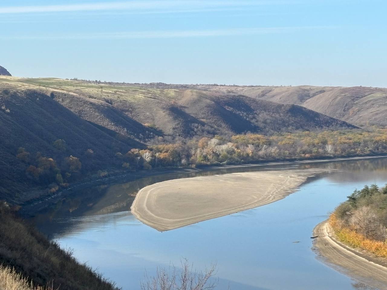 На реке Северский Донец в Белокалитвинском районе перевернулась моторная лодка с тремя рыбаками Плавсредство наткнулось на мель в районе поселка Синегорский Одному мужчине удалось спастись самостоятельно тело второго 57 летнего рыбака обнаружили спасатели Поиски третьего продолжаются Подписаться Прислать нам новость Читать нас в MAX