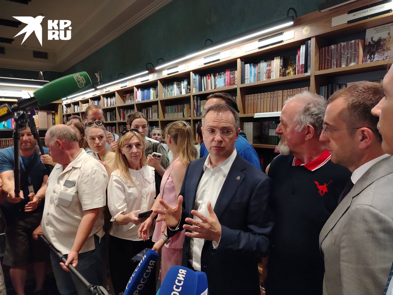 Мединский приехал в Петербург на фестиваль «Книжные аллеи» Помощник президента РФ заглянул в Дом книги, чтобы вручить членские билеты местным писателям — впервые после объединения Союза писателей Петербурга и Петербургского отделения Союза писателей России. Я бы хотел впервые вручить членские билеты нового образца членам правления, руководителям петербургского объединенного Союза писателей России. Это не просто современные билеты, они удобные и полезные. По ним можно зайти на наш новый портал, посмотреть разделы региональных организаций и личные сайты каждого из членов союза. Этот портал будет мощным инструментом для продвижения, — отметил Владимир Мединский. : Арина Мифтахутдинова : СПб — отдай свой буст нам