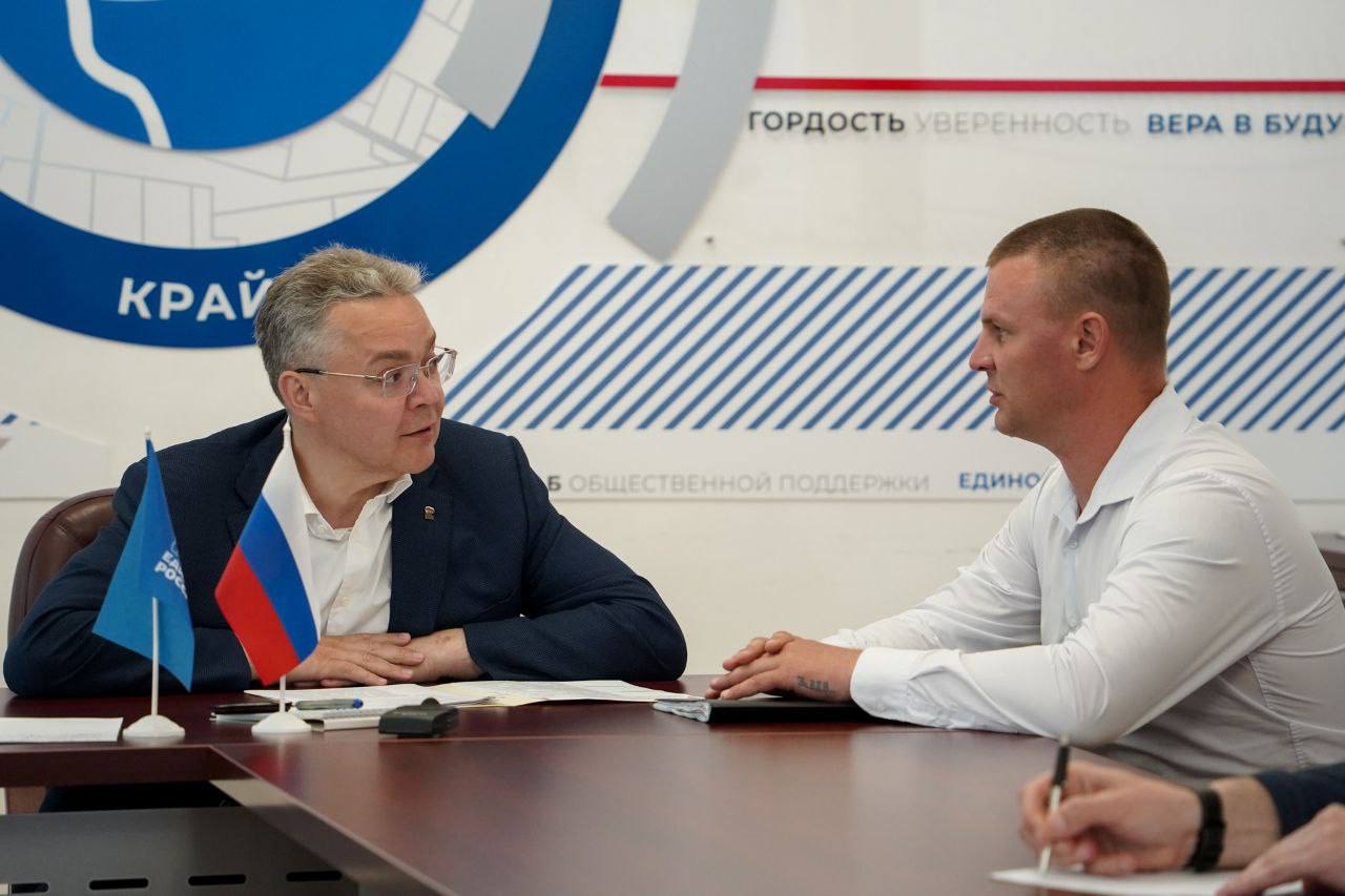 Провел личный прием граждан в приемной партии «Единая Россия». Люди приходили по личным вопросам и важным для своих населенных пунктов. Обратилась и семья Героя России участника спецоперации Назара Енина. Пришли с вопросом по воде: сейчас водоснабжение в селе Донская Балка Петровского округа зависит от родников. Краевому министерству ЖКХ до конца 2027 года поручил провести реконструкцию водоснабжения в селе. Встретимся с жителями, проговорим работу. С интересной идеей обратился предприниматель из Ставрополя. Предлагает на базе одного из предприятий города наладить выпуск багги – легких маневренных автомобилей. Они могут быть использованы в том числе в зоне СВО. У нас есть краевые механизмы поддержки, которые помогут на начальной стадии реализации бизнес-идеи. Краевое Минэкономразвития посмотрит проект и поможет с подачей заявки. Все обращения от земляков взял на контроль. Буду отслеживать работу по ним.