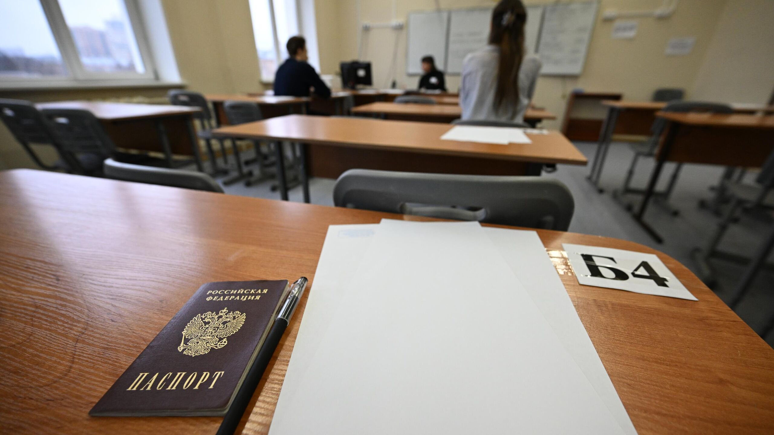 Минпросвещения и Рособрнадзор утвердили расписание ЕГЭ и ОГЭ на 2026 год следует из совместного приказа ведомств Единые государственные экзамены начнутся 1 июня с истории литературы и химии Четвертого июня пройдет ЕГЭ по русскому языку 8 июня по математике базового и профильного уровней 11 июня по обществознанию и физике 15 июня по биологии географии и иностранным языкам письменная часть На 18 и 19 июня запланирована сдача иностранных языков устная часть и информатики С 22 по 25 июня предусмотрены резервные дни Также 8 и 9 июля выпускники по желанию могут пересдать один из предметов Основной период ОГЭ начнется 2 июня со сдачи математики 6 июня пройдут экзамены по информатике и иностранным языкам 9 июня по русскому языку Кроме того 5 16 и 19 июня будут проводиться экзамены по всем предметам за исключением русского языка и математики