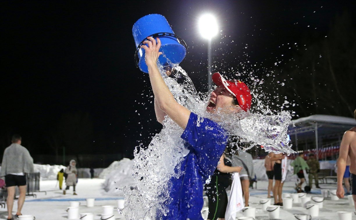 Сахалинцев приглашают на международную акцию по обливанию холодной водой Южно Сахалинск в четвёртый раз присоединится к международной спортивно патриотической акции по обливанию холодной водой Быть здоровым это модно Мероприятие состоится 22 февраля на средней станции Горного воздуха О приглашении объявили в пресс службе минспорта региона Чтобы принять участие в акции необходимо до 21 февраля подать заявку для участия на сайте   bit zdorovim ru а 22 февраля с 15 45 до 16 15 пройти регистрацию на нижней станции Горного воздуха Всем участникам выдадут бейдж для бесплатного подъёма по канатной дороге к месту проведения события а на средней станции фирменную футболку одного из цветов российского триколора С 16 25 до 16 30 всех участников ожидает инструктаж и разминка после чего состоится массовое обливание холодной водой Всё это время на площадке будут работать ведущий и диджеи а для всех желающих подготовят горячий чай Также в рамках мероприятия пройдёт розыгрыш призов от партнёров   Прислать новость Подписывайся на нас MAX Telegram WhatsApp ВК