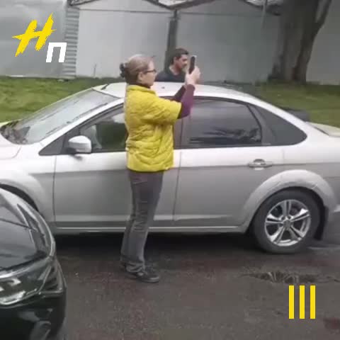 В Петербурге женщина заблокировала скорую помощь из-за отказа отъехать