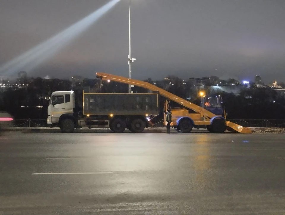 Нижегородские коммунальщики усилят работу в новогодние праздники  Коммунальные службы готовятся к круглосуточной работе в период новогодних праздников.  По прогнозам ожидается выпадение осадков до 9 сантиметров, а температура воздуха будет варьироваться от +1 до -8 градусов.    Нижегородская Стрелка Z Подпишись