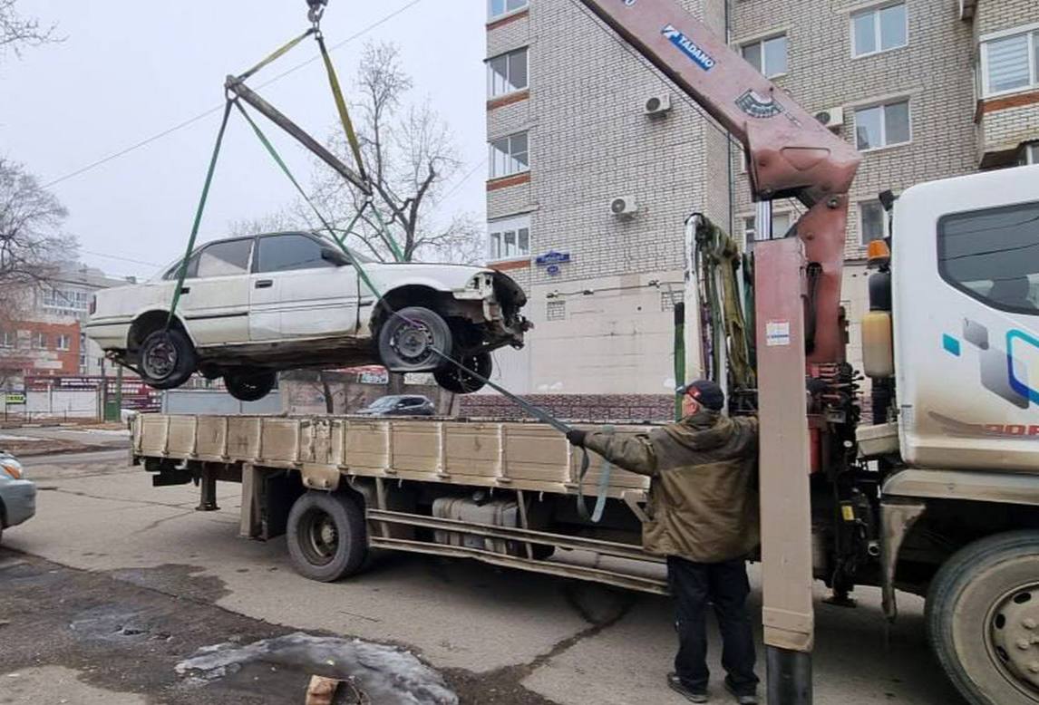 С улиц Благовещенска с начала года убрали 24 брошенных автомобиля  Жители Благовещенска больше 50 раз попросили вывезти автохлам с улиц города с начала 2025 года. Сами автолюбители вывезли 21 машину, а три — утилизировали силами муниципалитета.  Еще 22 автомобиля не соответствовали критериям автохлама или находились на частных территориях. Как добавили в администрации города, машина считается автохламом если: • она находится в аварийном или разукомплектованном состоянии; • стала очагом скопления мусора; • препятствует движению и работе спецтехники; • длительно стоит на газоне и детской площадке.  По пяти заявкам транспорт не был обнаружен, а еще пять обращений находятся в работе.   Сообщить о проблеме можно через чат-бот мэра или позвонить по телефону: 66-18-76.