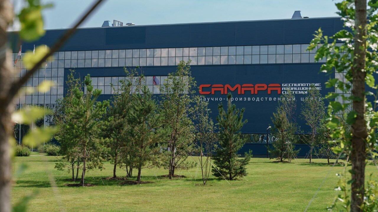 К НПЦ всё больше вопросов и меньше денег. Правила господдержки в рамках сети НПЦ следует скорректировать - об этом говорят участники рынка, жалуясь на бесполезность а иногда и вредность таких центров. Предложения по изменению параметров программы развития сети НПЦ Минпромторг будет принимать до конца сентября в рамках подготовки рейтинга регионов. Как мы уже рассказывали, компании не видят смысла становиться резидентами таких центров, а иногда статус "резидента" усложняет жизнь - приходится выполнять заказы от НПЦ по непривлекательным для них условиям. В итоге в центрах остаются "мелкие компании для галочки", а большим игрокам предлагаемые преференции не интересны. НПЦ, в свою очередь, не видят спроса и не знают, как загрузить закупленное оборудование. Для решения этой проблемы следует перепрофилировать центры, чтобы услуги в них не дублировались. Но так или иначе, все эти решения не будут работать без снятия административных барьеров и начала массовых полетов БАС. ™ Беспилот