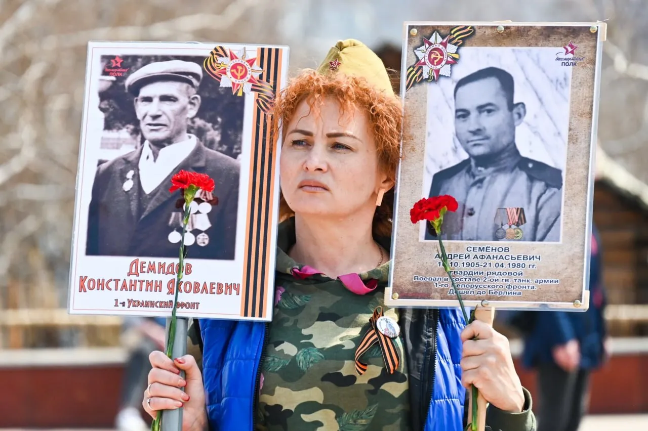 Бессмертный полк в этом году пройдет и очно и в онлайн формате Марш Бессмертного полка традиционная и чрезвычайно значимая для нас акция празднования Дня Победы в этом году будет проводиться как очно так и в онлайн формате Об этом сообщил начальник управления президента РФ по общественным проектам Сергей Новиков Там где можно акция пройдет в очном формате уточнил Новиков Но решения об этом будут принимать главы субъектов федерации В регионах могут провести шествие в режиме онлайн из за соображений безопасности Но этот режим не ослабляет желание сохранить память о подвигах наших дедов и прадедов Читать нас в MAX