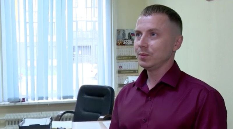 Ветеран СВО рассказал о жизни после спецоперации и участии в кадровой программе «Герои Сахалина и Курил» Из зоны проведения специальной операции Игорь Ковалев вернулся в 2024 году и быстро нашел место работы. Отмечает, что помог офицерский опыт. Службе в армии сахалинец отдал 18 лет. Сегодня он поддерживает боеспособность бойцов на передовой и помогает военнослужащим и их семьям. Кроме того, ветеран СВО стал участником кадровой программы «Герои Сахалина и Курил». Инициатива её создания принадлежит губернатору Валерию Лимаренко. Основная цель программы — вовлечь в резерв управленческих кадров людей, проявивших героизм в боевых действиях и желающих реализовать свой потенциал в различных областях: государственной службе, коммерции, образовании и патриотическом воспитании. Около 450 человек выразили желание стать участниками программы. ——— : Прислать нам новость: