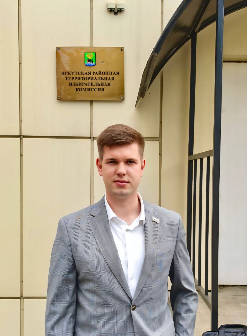 В Иркутском районе зарегистрирован первый кандидат в мэры Константин Бушуев стал первым потенциальным кандидатом на выборах мэра Иркутского района состоятся 14 сентября 2025 года , который подал документы в Иркутскую территориальную избирательную комиссию. Константин Бушуев является членом партии «Единая Россия» и депутатом думы Иркутского района. В Думе Иркутского района он представляет несколько муниципалитетов на берегу Байкала Большереченское, Голоустненское, Листвянское и возглавляет депутатское объединение «Байкал» в Госдуме, кстати, тоже есть одноименное депутатское объединение . В процедуре внутрипартийного голосования по отбору кандидатов в мэры Иркутского района Константин Бушуев не участвовал, а подал документы в порядке самовыдвижения: если он соберет в поддержку более 700 подписей жителей Иркутского района, то будет зарегистрирован кандидатом на выборы мэра Иркутского района. Несмотря на молодой возраст, Константин Бушуев имеет Благодарственные письма Президента РФ, Благодарности Министерства строительства РФ и губернатора Иркутской области. председатель комитета по предпринимательству в сфере торговли, услуг и общественного питания Торгово-промышленной палаты Восточной Сибири в Иркутской области эксперт Общественной палаты Иркутской области председатель общественного движения “Наш Иркутск” для тех, у кого память не очень короткая - он участвовал в одной из самых тяжелых избирательных кампаний в Думу Иркутска в 2019 году на 28-м округе . В преобразованном Иркутском муниципальном округе, где проживает почти 200 тысяч человек и 141 тысяча избирателей, чуть меньше, чем в Иркутске , требуются новые подходы в управлении. «Понимая это и чувствуя запрос на перемены, я не смог остаться в стороне. Считаю, что мои знания и опыт позволят более эффективно и на новом уровне выстроить работу администрации», — прокомментировал свое решение Константин Бушуев.