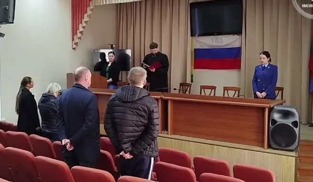 Экс руководители сочинской больницы получили свыше 12 лет колонии за коррупцию Лазаревский районный суд Сочи вынес приговор двум бывшим руководителям городской больницы 5 Геннадий Кормилицын занимавший пост исполняющего обязанности главного врача и Григорий Пискунов его заместитель признаны виновными в мошенничестве и получении взяток Об этом сообщает объединенная пресс служба судов Краснодарского края Суд назначил Геннадию Кормилицыну наказание в виде 12 лет 6 месяцев лишения свободы а Григорию Пискунову 8 лет 6 месяцев Обоим предстоит отбывать срок в колонии строгого режима Также каждому назначен штраф в размере полученных взяток 2 722 700 рублей На шесть лет осужденные лишены права занимать руководящие должности в государственных учреждениях говорится в сообщении Мы теперь и в МАХ Южная служба новостей