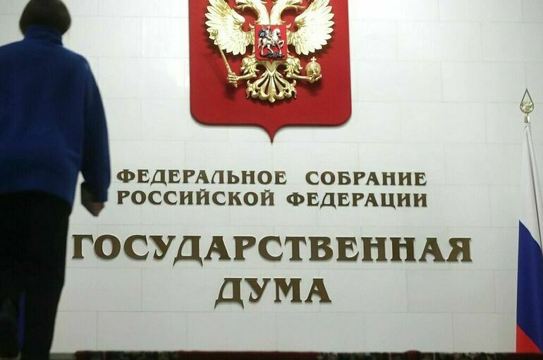 Обсуждение включения менингококковой вакцинации в прививочный календарь На последнем заседании Комитета Госдумы по охране здоровья депутаты обсудили важность включения вакцинации от менингококковой инфекции в обязательный календарь прививок. Это связано с тяжелыми последствиями болезни и высокой стоимостью лечения. По данным Росздравнадзора, в России зарегистрировано шесть вакцин против этой инфекции. В прошлом году было выдано 19 разрешений на их использование, в этом — только четыре. Депутаты подчеркивают, что необходимо найти финансирование для данного проекта в будущем.