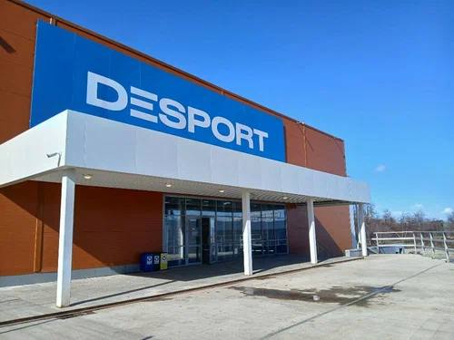 Операционная компания сети спорттоваров Desport экс Decathlon может быть признана банкротом пишет Коммерсант Соответствующее заявление в Арбитражный суд Москвы подал один из контрагентов ООО Спорт импекс Общая сумма исков приближается к 850 млн руб Случай может стать первым на рынке банкротством крупного ритейлера пережившего ребрендинг после ухода западного владельца