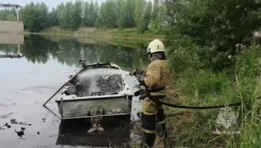 Пожары в Красноярском крае: катер сгорел в Селиванихе, поврежден дом в Павловщине