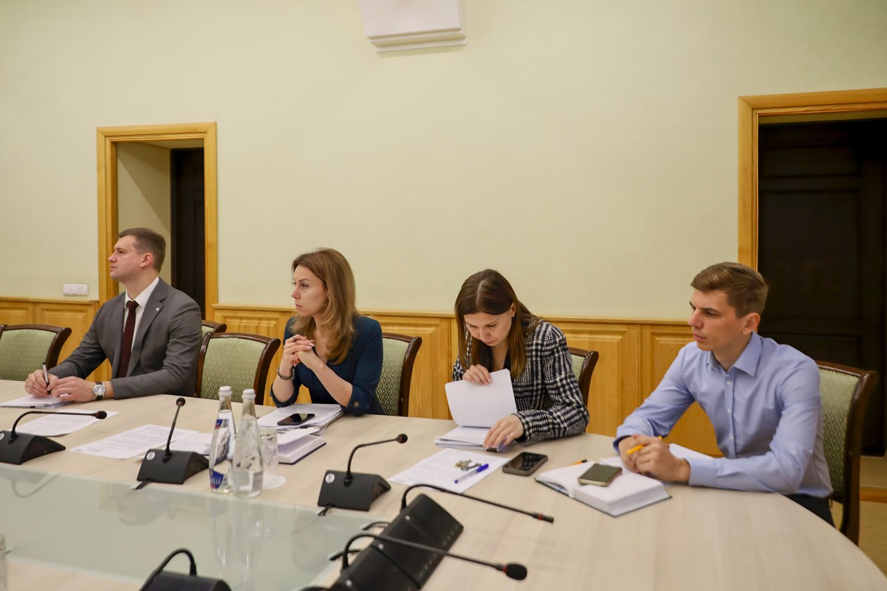 Крым перевыполнил показатели нацпроекта "Безопасные качественные дороги" в 2024 году. Доля дорожной сети городских агломераций в нормативном состоянии составила 85,5%, дорог регионального и межмуниципального значения – 48%, а региональных дорог в опорной сети – 75%. К нормативам приведено более 2,2 тыс. погонных метров искусственных сооружений. На 8% сократилось количество погибших в ДТП на 100 тыс. населения и на 10 тыс. транспортных средств. Во многом это стало возможным благодаря комплексу мероприятий в отрасли, включая установку и замену барьерных и пешеходных ограждений, строительство и ремонт тротуаров, установку новых остановок и светофоров, улучшение освещения и профилактику правонарушений. Работа в этом направлении будет продолжена. В прокуратуре республики под председательством первого заместителя Генпрокурора РФ Разинкина А.В. при участии представителей руководства МВД и Минтранса РФ с участием прокурора республики, начальника ГАИ МВД по РК и Минтранса РК.