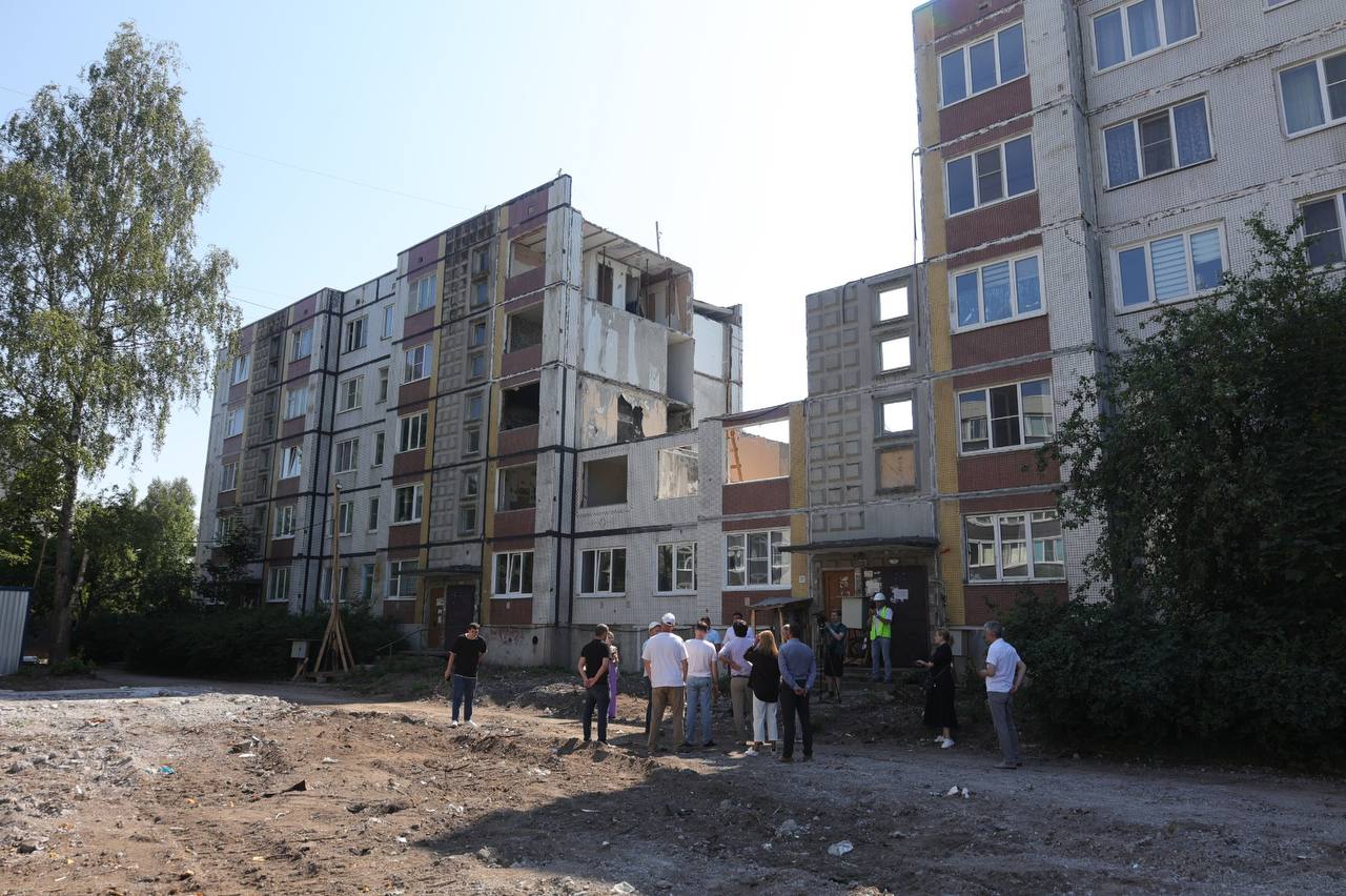 В Приморске первый зампред Комстроя Евгений Енокаев — на контрольном выезде по городским объектам.  Дом культуры: «С прошлым подрядчиком контракт расторгли — не справился. Аванс в 200 миллионов вернули в бюджет. Заказчиком теперь станет район. До конца октября планируем заключить новый контракт. Прежде всего новый подрядчик обследует здание, чтобы подготовить проект завершения строительства. Строительно-монтажные работы планируем возобновить в следующем году»,  — рассказал Евгений Енокаев.  Восстановление многоквартирного дома: «Дом построен по старой типовой серии,  сейчас таких панелей не выпускают, поэтому нужные конструкции изготавливают по индивидуальному заказу. Ждём поставку в середине августа. После монтажа сразу начнём отделку, инженерку и благоустройство — закончим к концу сентября. Отделку фасадов приведём в порядок в следующем году, уже по линии капремонта»,  — отметил Евгений Енокаев.