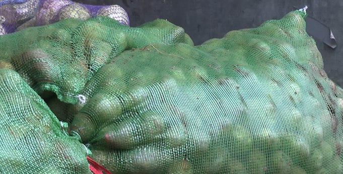 Пострадавшим от паводков забайкальцам начали выдавать продовольственные наборы Жителям Забайкалья чьи огороды пострадали в результате летних паводков начали выдавать продовольственные наборы Для их приобретения денежные средства выделены по поручению губернатора региона Александра Осипова из краевого бюджета Уже завершили выдачу овощных наборов 24 м семьям из Кыринского и Карымского округов им адресно доставили картофель общим весом почти 7 тонн