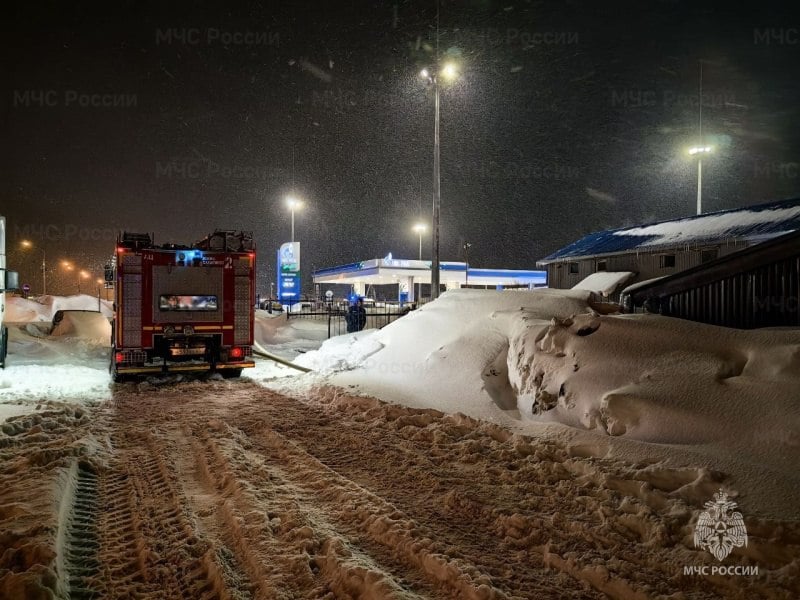 Пожарные ликвидировали возгорание в Южно-Сахалинске   19 февраля в 22:42 диспетчеру Южно-Сахалинского пожарно-спасательного гарнизона поступило сообщение  о возгорании в автоцентре на проспекте Мира, 1Д/1. Первый пожарный расчет прибыл через 8 минут. На момент прибытия огнеборцев, открытым пламенем горела кровля с южной стороны с переходом на первый этаж.    В 23:41 возгорание было локализовано, а в 01:01 полностью ликвидировано на площади 200 квадратных метров. В тушении участвовали 19 сотрудников и 4 единицы техники ГУ МЧС России по Сахалинской области. Погибших и пострадавших нет. Причины возгорания устанавливаются.