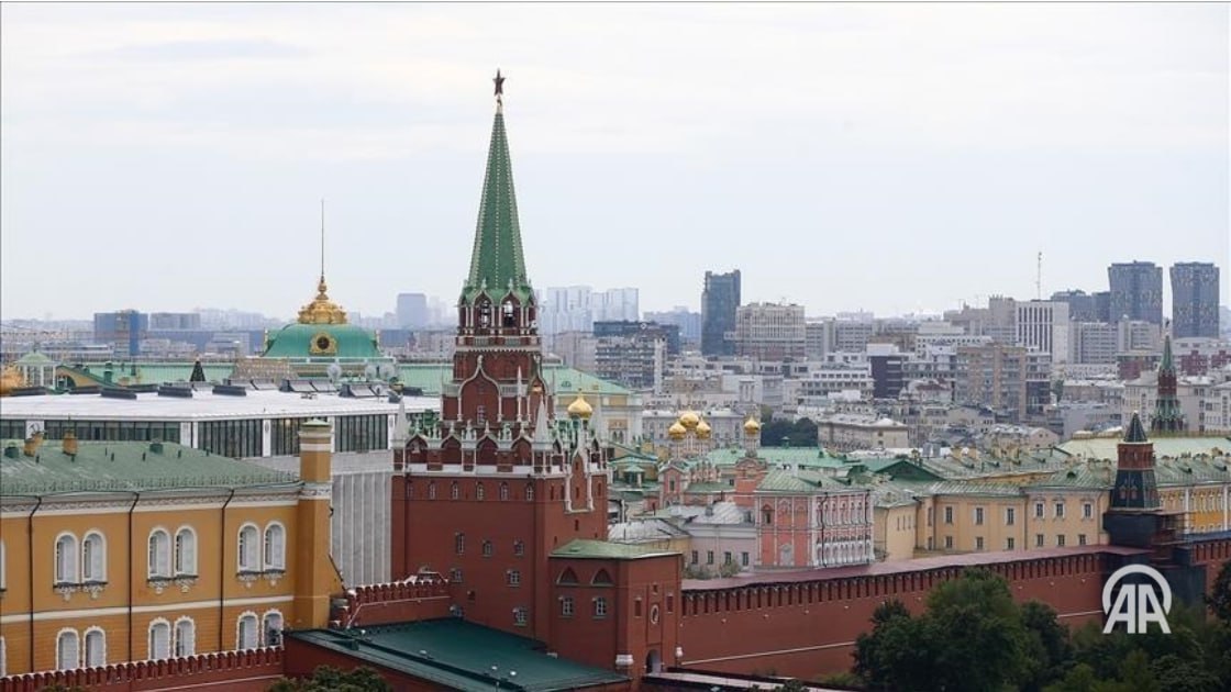 Кремль РФ признательна Турции за содействие урегулированию конфликта в Украине Россия признательна Турции за содействие украинскому урегулированию и готова к продолжению переговорного процесса Об этом заявил журналистам пресс секретарь президента РФ Дмитрий Песков отвечая на вопрос обсуждали ли лидеры России и Турции возобновление стамбульских переговоров по Украине Турецкая сторона по прежнему предлагает свои услуги мы признательны нашим турецким друзьям за это Готовы обеспечить все условия для продолжения переговорного процесса Разумеется у турецкой стороны есть свои интересы которые во многом совпадают с нашими сказал представитель Кремля По его словам российско украинские переговоры в Стамбуле были поставлены на паузу не по вине РФ Подробнее на нашем сайте v aa com tr 3753305 24 7 в сутки с Агентством Анадолу