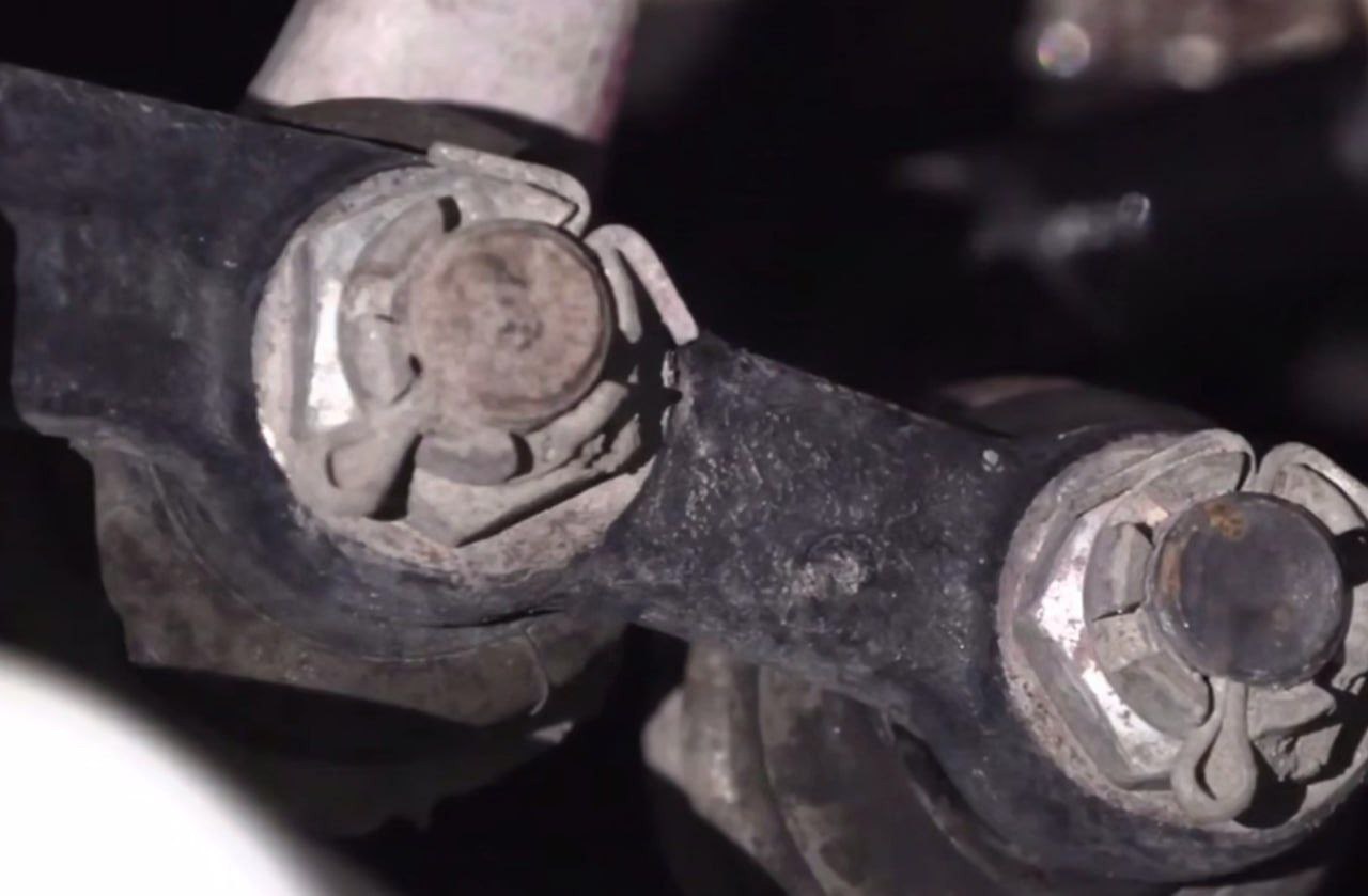 Новая Lada Niva Sport приехала на презентацию ржавой Спорткар за 1 7 млн рублей с завода оказался с коррозией и вытекающим маслом Прямой эфир