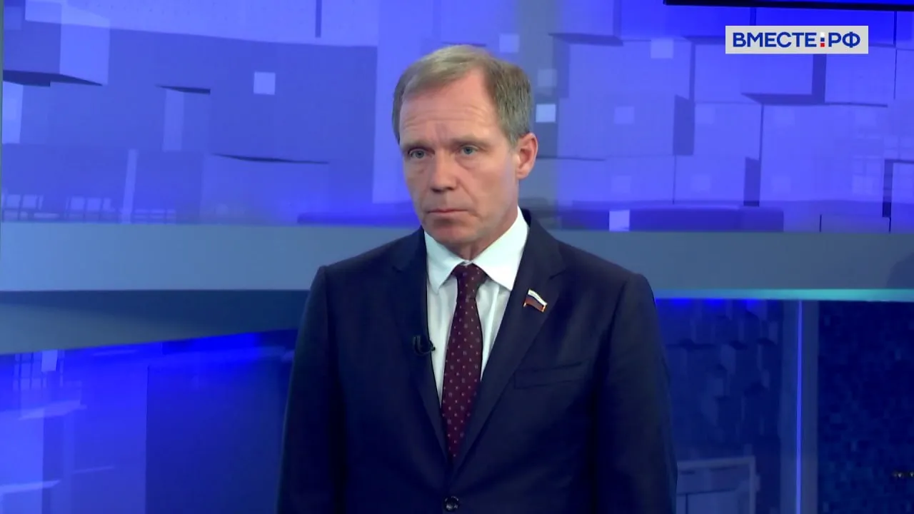 Поставленная Президентом задача обновления общественного транспорта будет выполнена считает глава Комитета по экономической политике Андрей Кутепов Решить эту задачу привести к 2030 году не менее 85 общественного транспорта в нормативное состояние регионам помогут программы поддержки Мы наблюдаем какой процент износа сейчас есть мы опросили каждый регион и составили для себя планы обновления транспорта Примерно понимаем что 85 86 может быть даже 87 будут выполнены сказал Кутепов в эфире Вместе РФ По его словам мощностей нашей промышленности достаточно они составляют примерно до 40 тысяч единиц в год а нам ежегодно нужно обновлять около от 5 тысяч