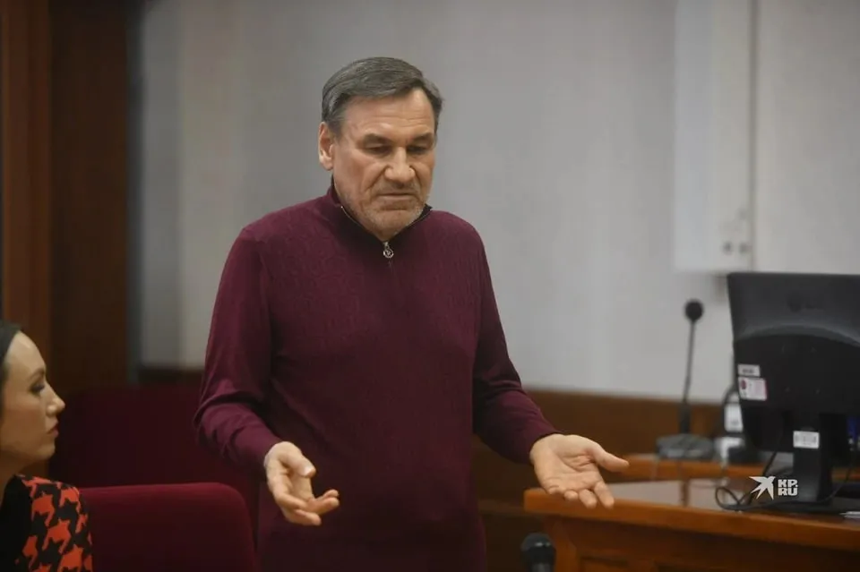 Экс депутата Госдумы и гендиректора завода Исеть Малика Гайсина отправили в колонию общего режима на 14 лет Суд также назначил ему штраф в два миллиарда рублей за растрату при выполнении гособоронзаказа По версии следствия при помощи фиктивных договоров займа деньги предприятия выводились на счета подконтрольных фирм Общий ущерб государству и Ростеху оценивается более чем в 385 миллионов рублей   Подпишись на КП Екатеринбург Мы в Max