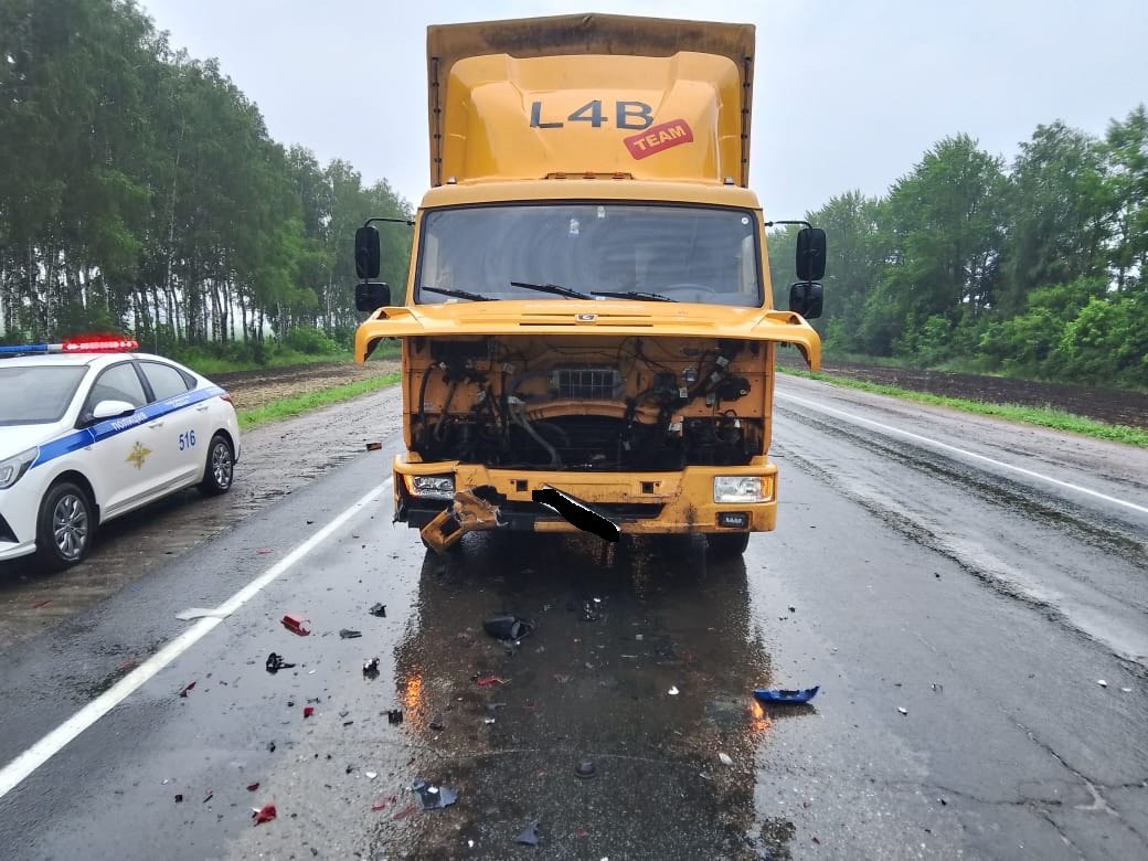 Женщина пострадала в тройном ДТП на трассе в Тамбовской области  4 июня на автодороге P-22 «Каспий» в Первомайском округе 23-летний водитель «КАМАЗа» из-за несоблюдения дистанции врезался в двигавшийся перед ним «Hyundai Creta». От удара иномарка въехала в остановившийся «Mercedes-Benz» с полуприцепом.   Как сообщили в Госавтоинспекции России по Тамбовской области, в аварии пострадала 39-летняя женщина-водитель иномарки. Её доставили больницу.    Госавтоинспекция России по Тамбовской области