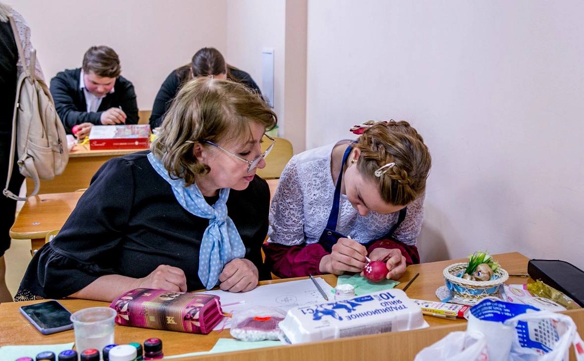 В школах Башкирии введут региональные доплаты за воспитательную работу В школах Башкирии введут доплаты заместителям директоров по воспитательной работе Об этом заявил глава региона Радий Хабиров на встрече с руководителями образовательных учреждений 10 февраля После двух нападений школьников в Уфе необходимо пересмотреть обеспечение безопасности детей и психологическую работу с ними отметил глава Мы примем все необходимые решения и охрану усилим и контрольные мероприятия будем проводить Но если к этой работе не подключатся директора и педагогические коллективы школ мы в полной мере не решим задачу обеспечения безопасности сказал Хабиров Он заявил о необходимости перезагрузить школьную психологическую службу По словам Хабирова проблемные подростки есть в любой школе но далеко не всегда с ними проводится надлежащая работа Глава республики подчеркнул что нужно качественно изменить работу с детьми особенно с социально опасным отклоняющимся от нормы поведением РБК Уфа в Telegram РБК Уфа в MAX