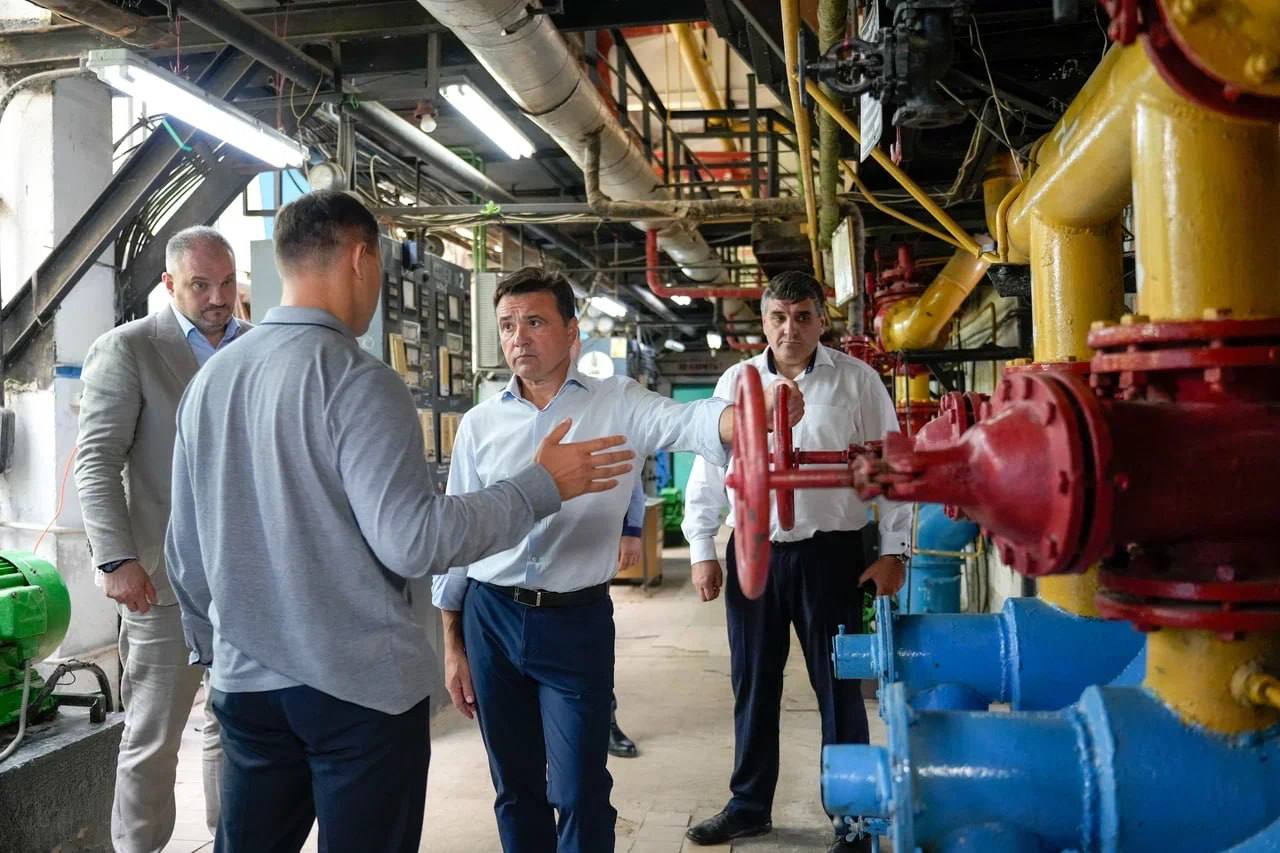 В Дмитрове отремонтировали котельную    Губернатор Подмосковья Андрей Воробьев посетил Ермолино, ознакомившись с ходом работ.   Котельная находится на улице Центральная, она снабжает теплом 33 многоквартирных дома и два соцобъекта.  «На котельной в поселке Ермолино поменяли старое оборудование. Капитальный ремонт, в том числе замена котла, здесь был жизненно необходим — котельная 1979 года, износ был высокий. При этом объект обеспечивает теплом более тысячи жителей»   По словам губернатора, работы на объекте начались в феврале. Ожидается, что установка дополнительного котла 5,5 МВт обеспечит котельной резерв мощности.   Кроме того, в муниципалитете за лето модернизируют еще четыре котельных. Всего в Дмитровском округе отремонтируют свыше 10 км теплосетей на 36 участках, а также построят блочно-модульные котельные в поселках Автополигон и Икша.   СМО Подмосковья. Подписывайтесь