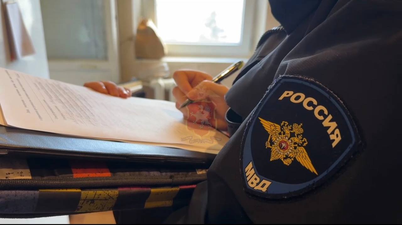 У севастопольца изъяли 220 граммов запрещенных веществ Сначала мужчина приобретал марихуану для личного употребления но потом начал фасовать и продавать её своим знакомым Об этом сообщили в полиции Севастополя Правоохранители обнаружили и изъяли готовые к сбыту свертки с наркотиком говорится в сообщении ведомства Задержание проводили сотрудники управления по контролю за оборотом наркотиков УМВД России по Севастополю и отдела по контролю за оборотом наркотиков ОМВД России по Гагаринскому району Все материалы переданы в следственные органы для расследования Фото УМВД России по Севастополю Вести Севастополь Telegram MAX