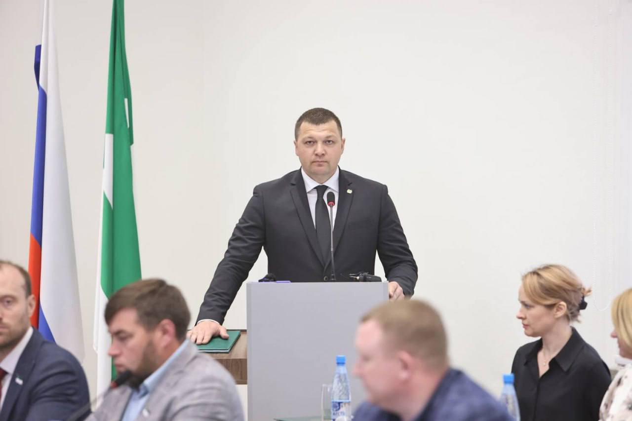 Новый глава Кургана Антон Науменко сегодня принёс присягу. Свою работу в муниципалитете Антон Науменко начинал с противодействия паводку и ликвидации его последствий: помогая людям, спасая их здоровье, жизнь, имущество, проводя восстановительные работы, в общей сложности делая то, что должна делать исполнительная власть на местах, работая так, как этого ждут люди, — отметил на церемонии губернатор. Каких изменений в городе хотелось бы видеть с новым мэром? Подпишись на «Короче, Курган»
