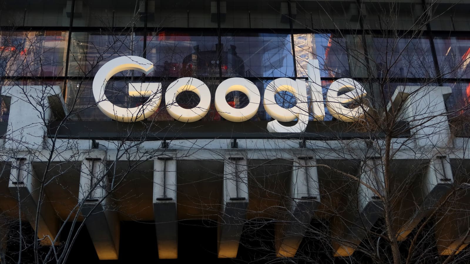Google выплатит Техасу почти $1,4 млрд для урегулирования исков о нарушении конфиденциальности – The Guardian Компания Google согласилась выплатить штату Техас $1,375 млрд для урегулирования двух судебных исков, связанных с нарушением конфиденциальности данных жителей штата. Иски, поданные генеральным прокурором Техаса Кеном Пакстоном в 2022 году, обвиняли Google в незаконном отслеживании местоположения, поисковых запросов и сборе биометрических данных, включая информацию о распознавании лиц. Это не первый подобный случай для Техаса: менее года назад штат достиг соглашения на $1,4 млрд с Meta по аналогичным обвинениям в незаконном использовании биометрических данных. #бизнес #криминал #технологии Больше новостей США здесь. Подписывайся!