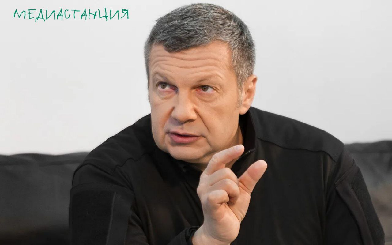 Орудием убийства Владимира Соловьева сообщает ТАСС могла послужить отравленная пицца которую привёз бы курьер Яндекс Еды Обнародовались такие подробности запланированного убийства на заседании 2 го Западного кружного военного суда где была проиграна аудиозапись телефонного разговора фигурантов дела Те планировали перехватить заказ доставки и подложить приправленную ядом пиццу Слава богу у убийц ничего не вышло Вне всякого сомнения этот замысел дело рук проукраинских агентов однако в избранном способе устранения чувствуется итальянский след mediastanciacom