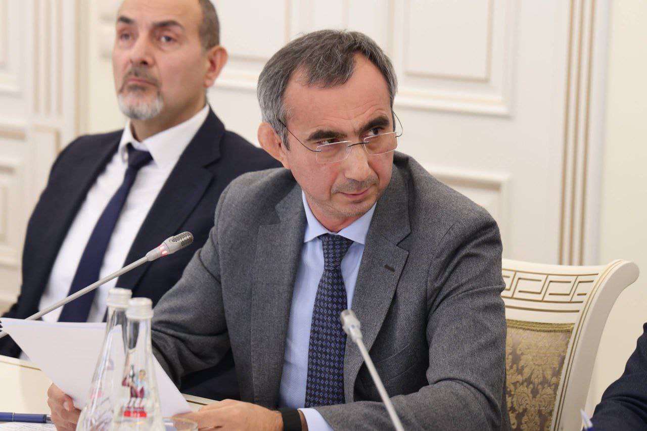 Более миллиона земельных участков предстоит оценить в Дагестане в 2026 году О ходе проведения государственной кадастровой оценки доложил Сергею Меликову вице премьер руководитель Минимущества Заур Эминов Налоговая база на основе которой рассчитывается налогообложение владельцев земельных участков определяется кадастровой стоимостью Эта стоимость играет центральную роль в формировании земельного налога Нам очень важно и принципиально чтобы оценка в первую очередь была законной и справедливой отметил Эминов Оценка проводится через каждые четыре года Вице премьер отметил недопустимость завышения или понижения стоимости земельных участков такие злоупотребления для уклонения от налогов уже выявлены Нам очень важно взаимодействие с муниципальными образованиями без них мы не сможем эту работу качественно провести Потому что и по методическим указаниям о государственной кадастровой оценке у муниципальных образований есть прямая функция это подтверждение фактического использования объектов На данном этапе это наша базовая задача подчеркнул Эминов В муниципалитеты направят перечень земельных участков с указанием использования по данных ЕГРН необходимо проанализировать и представить подтверждение фактического использования Дагтехкадастр готов оказать муниципалитетам методологическую помощь Кроме того планируется активное привлечение общественности и учёт мнения жителей республики Сергей Меликов подчеркнул недопустимость махинаций при оценке земель это прежде всего препятствует реализации социальных программ строительству школ выделению участков для военнослужащих С 2026 года кадастровую оценку будут проводить с использованием Национальной системы пространственных данных Ожидается что новый инструмент сделает систему более прозрачной и повысит точность оценки Для собственников земли предусмотрены новые механизмы обратной связи которые упростят систему оспаривания