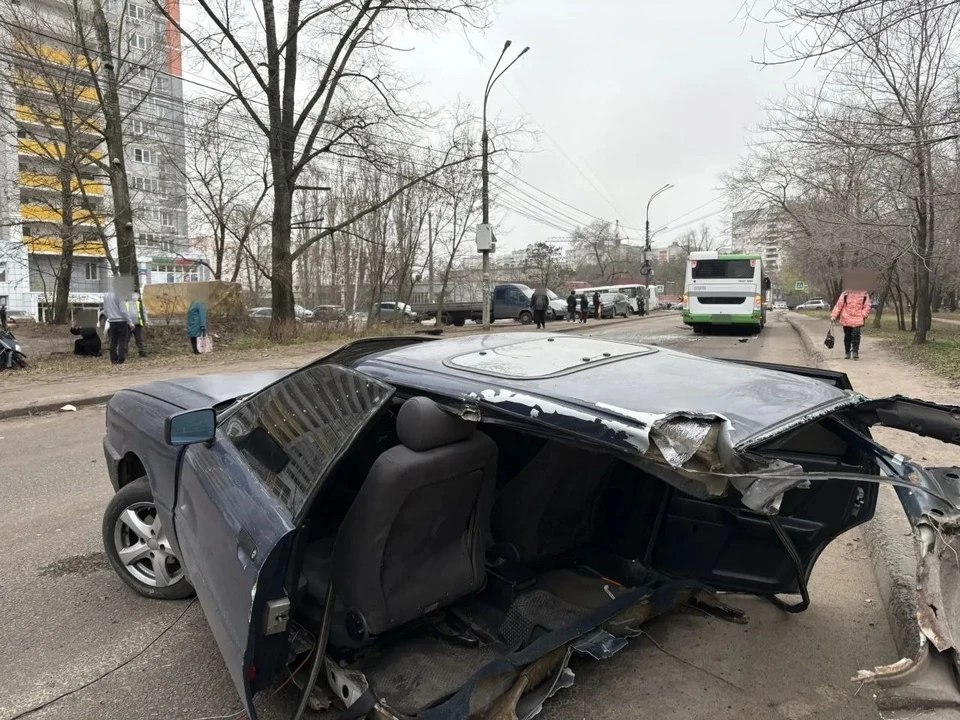 В Воронеже в ДТП Ауди 80 с автобусом погиб один человек и пятеро пострадали Воронежские автоинспекторы устанавливают обстоятельства смертельного ДТП с участием маршрутного автобуса которое произошло утром 27 ноября в Коминтерновском районе Около 10 45 по предварительным данным дорожной полиции 19 летний водитель Ауди 80 следовавший по улице 45 й Стрелковой дивизии в направлении Новгородской при совершении обгона столкнулся с маршруткой 63 Очевидцы публиковали в соцсетях снимки места аварии где заметили три машины скорой Как сообщили в Госавтоинспекции в ДТП погиб пассажир Ауди 80 а еще четверо пассажиров и водитель легковушки попали в больницу с травмами На месте работает следственно оперативная группа и сотрудники Госавтоинспекции