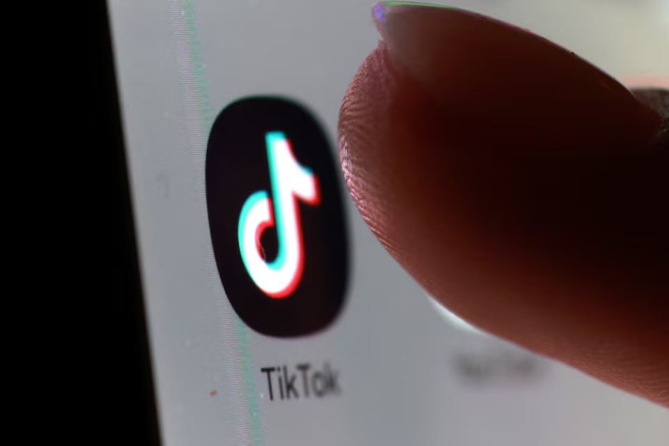 Китай одобрил соглашение о передаче прав на приложение для коротких видео TikTok сообщил в четверг министр финансов США Скотт Бессент Он добавил что ожидает что сделка будет заключена в ближайшие недели и месяцы но не стал раскрывать подробности jkinvest news jkinvest