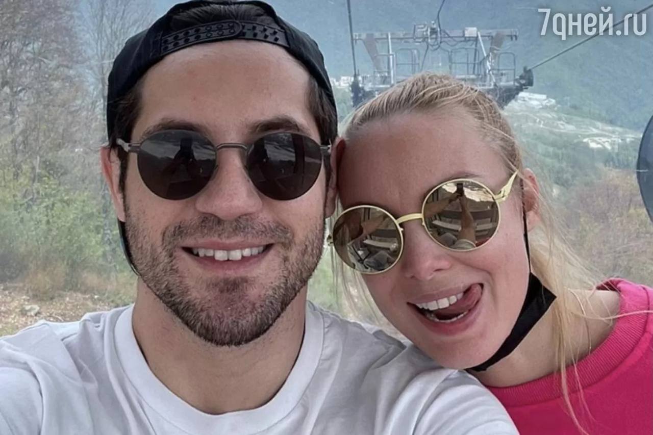 Мужа Арнтгольц поймали на вранье на фоне развода глупо отрицать Накануне стало известно что еще 10 ноября Марк Богатырев подал заявление о разводе в Лефортовский районный суд Москвы При этом в разговоре с журналистами он опроверг слухи о расставании с женой заявив что информация на сайте суда неверная Однако в суде подтвердили что заявление зарегистрировано и теперь оно ожидает рассмотрения Если суд примет заявление супругам назначат встречу для обсуждения будущего включая вопросы о их четырехлетнем сыне Даниле Татьяна Арнтгольц ситуацию не комментирует а вот ее сестра близнец Ольга вышла на связь Она правда сказала о том что ничего не знает о заявлении Богатырева Или Арнтгольц решила не посвящать сестру в подробности проблем в семейной жизни или близкие актрисы просто не хотят обсуждать эту историю Марк в свою очередь уже опубликовал пост в котором он намекает на разрыв отношений с Татьяной На свежих снимках он позирует без обручального кольца Стоит отметить что это украшение он снял еще год назад после того как его заподозрили в измене Тогда Богатырев был замечен в ночном клубе в компании блондинки и это была не его жена Напомним что Арнтгольц вышла замуж за Богатырева в 2020 году а вскоре после этого у пары родился сын Данила Татьяна познакомилась со звездой сериала Кухня за два года до свадьбы Актриса также воспитывает дочку Машу от брака с Иваном Жидковым Подпишись на 7Дней