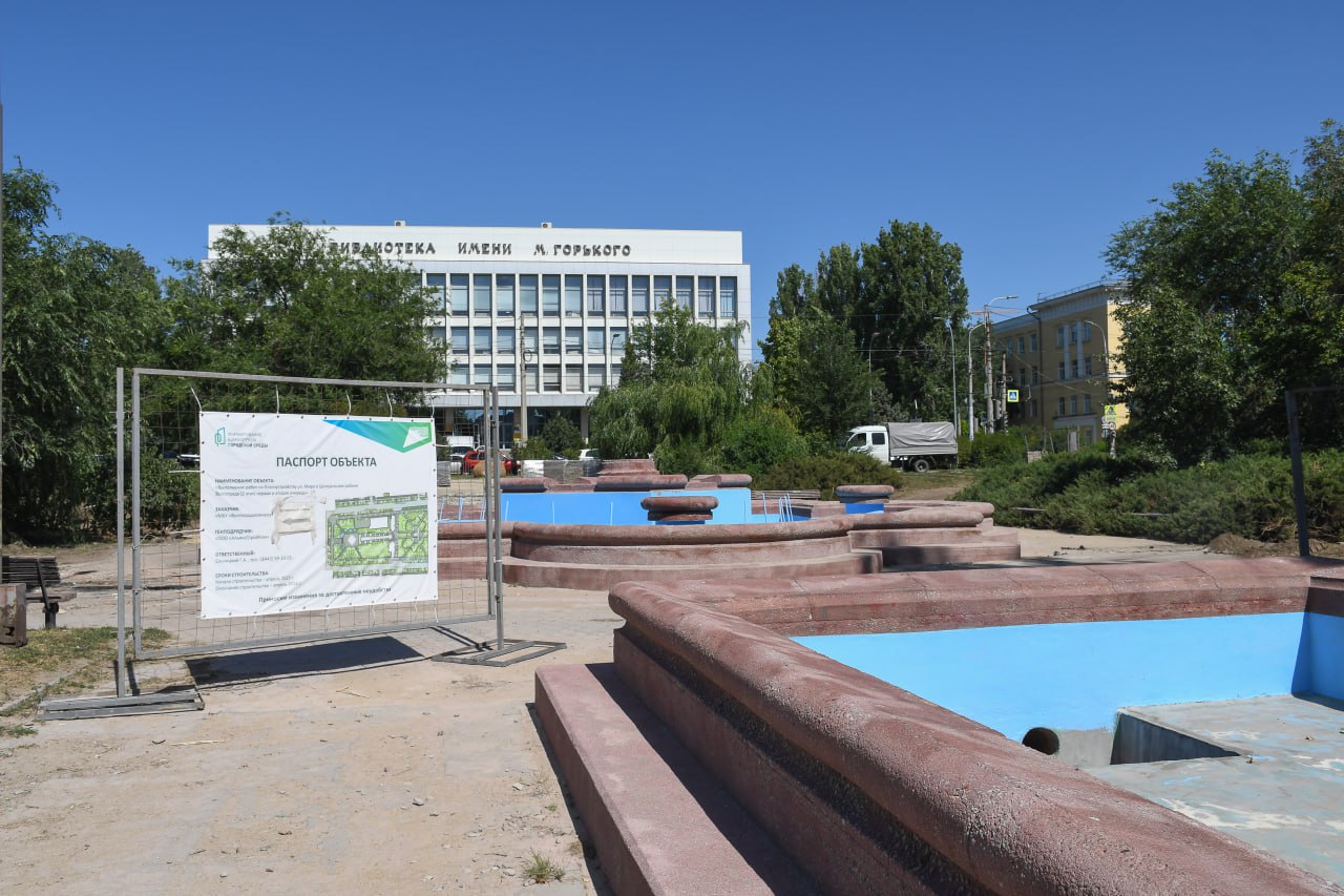 В сквере Симбирцева вместо одного неработающего будут два работающих фонтана Еще один предложил построить губернатор. Фонтан появится у памятника Засекину. Андрей Бочаров заглянул сюда в субботу утром – проверить, как продвигается масштабная реконструкция общественного пространства. Пока смотреть тут особо не на что – все перекопано и демонтировано. Но глава региона остался доволен увиденным, сказав, что спешить некуда – объект будет готов весной следующего года, к 9 мая. Работы предстоят непростые. - Здесь много объектов культурного наследия, сложные инженерные сооружения, требующие внимательного отношения, - объяснил глава региона. В центре сквера огромная громадина – каскад фонтанов, который рабочие пытаются привести в божеский вид, восстановить его работоспособность. В администрации региона отметили, что работы по восстановлению этого гидротехнического сооружения завершены на 60%. К ремонту долго не приступали из-за неподходящей погоды. Еще предстоит модернизировать инженерную систему и систему водоснабжения, укрепить чаши. Новые насосы уже установили, сделали гидроизоляцию.