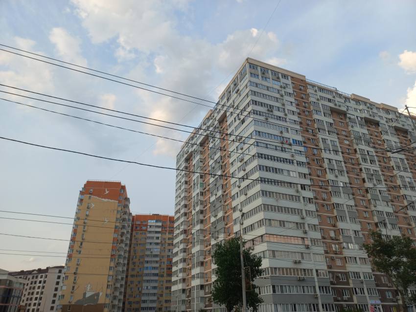  В Новороссийске направлено в суд уголовное дело о мошенничестве с жилищным сертификатом. 38-летняя приезжая похитила более 300 тысяч рублей при покупке квартиры за счёт средств государственного жилищного сертификата. Обвиняемая нашла подходящую для покупки квартиру и предложила владелице жилья завысить стоимость квартиры в договоре купли-продажи. После оформления сделки обвиняемая получила разницу между фактической стоимостью жилья и выделенной суммой социальной выплаты. Злоумышленнице грозит наказание до 6 лет тюрьмы. Связаться с админом