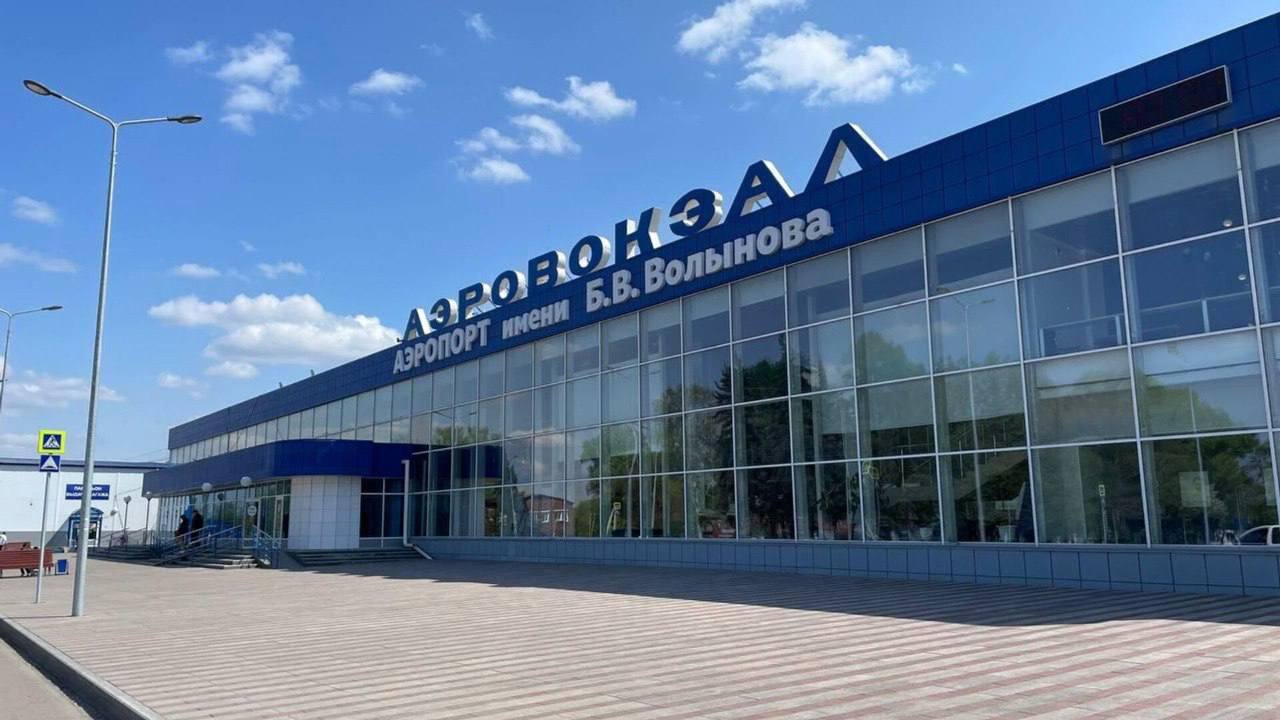 Пассажирка рейса Москва — Новокузнецк оставила своего новорождённого ребёнка в самолёте, чтобы сходить за багажом. Она попросила стюардессу присмотреть за малышом, пока она не вернется. Обратно её, конечно, не пустили. По данным «Базы», ребёнок был обнаружен на борту самолёта, прилетевшего в Новокузнецк 6 мая. После выхода пассажиров бортпроводники поняли, что на одном из сидений в салоне лежит новорождённый малыш и несколько сумок. Командир воздушного судна тут же сообщил о находке полиции, на место прибыл наряд. В ходе разбирательств нашлась и мама малыша. 26-летняя Мадина пояснила полицейским, что летела на самолёте первый раз. Она переживала, что запутается с получением багажа, и решила оставить ребёнка в самолёте, пока будет получать вещи, и потом вернуться за ним. При этом она предупредила о своих планах одну из бортпроводниц и попросила женщину последить за малышом. Но, скорее всего, стюардесса не до конца поняла намерения женщины. Мадина действительно забрала багаж и передала его мужу, но, когда попыталась вернуться за младенцем, на борт её уже не пустили. После случившегося на место прибыли сотрудники ПДН. Вместе с полицейскими они объяснили Мадине, что так делать нельзя, и отпустили вместе с малышом. Картотека Все по полочкам