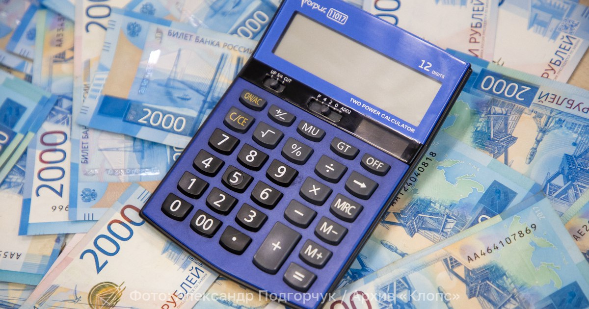 Приставы арестом счетов напомнили забывчивому калининградцу о необходимости заплатить 800 тыс рублей по налогам Калининградец погасил задолженность по налогам в 800 тыс рублей после ареста его банковских счетов Об этом сообщили в региональном Управлении федеральной службы судебных приставов в четверг 20 ноября Сотрудники службы Московского района возбудили исполнительное производство и уведомили об этом должника Мужчина не стал дожидаться когда внушительная сумма увеличиться на 7 в результате начисления исполнительского сбора и полностью закрыл долг