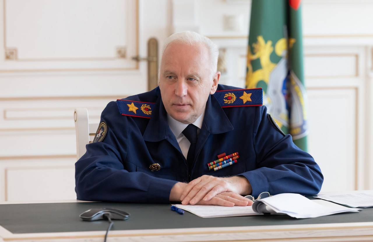 Бастрыкин добивается возбуждения дела против экс председателя ростовского суда Куделина Следственный комитет вознамерился возбудить уголовное дело против бывшего председателя ростовского суда Алексея Куделина Его имя появилось в предварительной повестке внеочередного заседания Высшей квалификационной коллегии судей РФ которое пройдет в середине сентября Весной 2024 года Куделин стал фигурантом дела о получении крупных взяток около 15 миллионов рублей в рамках так называемого дела ростовских судей в котором также фигурируют высокопоставленные представители судебной системы региона По инициативе главы Следственного комитета дело против него было возбуждено а Куделин лишился должности 16 сентября 2024 года его этапировали в Москву а ВККС согласовала его арест мотивируя это риском влияния на свидетелей На 15 сентября назначено рассмотрение ходатайства главы Следственного комитета Александра Бастрыкина о даче согласия на возбуждение дела против Куделина по обвинению в получении крупной взятки Подпишись на 1Rnd Написать в редакцию