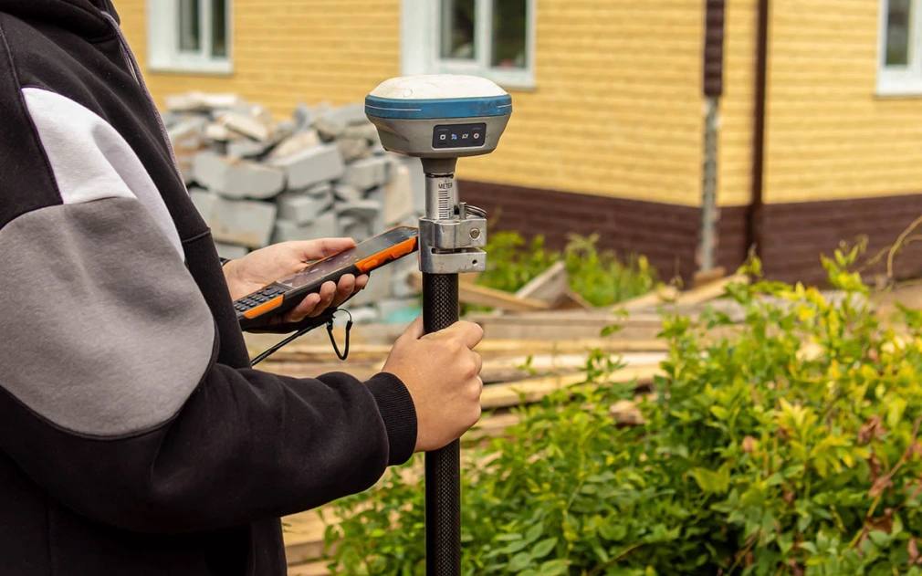 Росреестр разработал систему штрафов за нарушения при кадастровых работах Законопроект размещён на федеральном портале нормативных правовых актов Кадастровые работы нужны для определения характеристик объектов недвижимости уточнения границ участков и предотвращения земельных споров Согласно проекту  умышленное нарушение инженером порядка согласования границ участка 30 50 тыс руб  подготовка межевого или технического плана акта обследования или карты плана лицом без права на кадастровую деятельность  для граждан 50 100 тыс руб  для юридических лиц 150 200 тыс руб Проект направлен на усиление ответственности кадастровых инженеров и защиту прав собственников законы Фото Svetlyachock Shutterstock FOTODOM Читать РБК Недвижимость в Telegram
