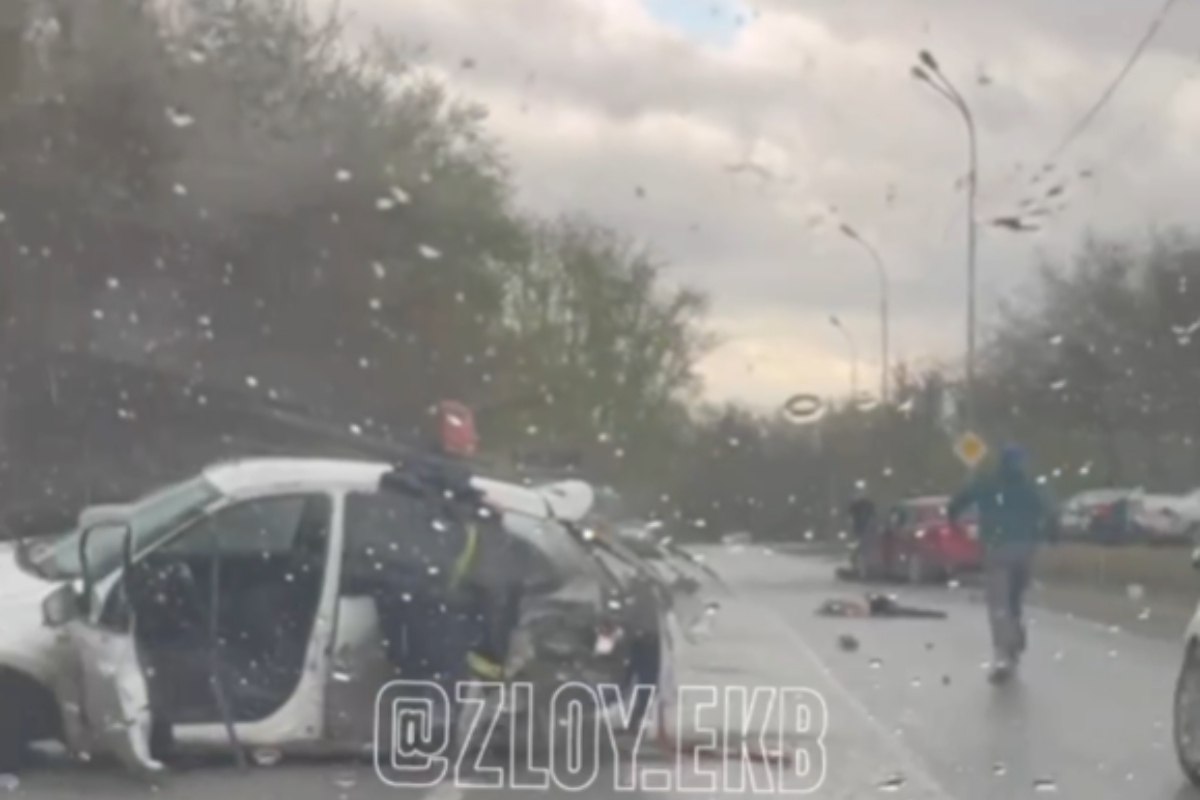 На Сибирском тракте в Екатеринбурге возле кладбища произошло серьёзное ДТП На дороге рядом с указателем улицы Шолохова без движения лежат два человека, один — на проезжей части, другой — ближе к обочине. Автомобили, попавшие в аварию, серьёзно повреждены. На месте происшествия работают сотрудники ГАИ Фото: ТГ-канал «Злой Екатеринбург» «Уральский меридиан»