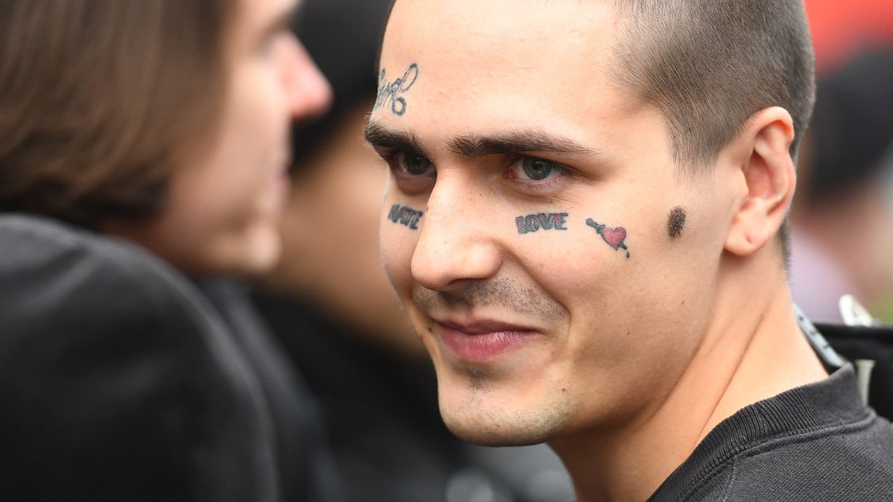 На Face завели уголовное дело за уклонение от обязанностей иноагента В Кировский райсуд Уфы поступило уголовное дело против рэпера Face Ивана Дрёмина Музыканта обвиняют в уклонении от исполнения обязанностей иностранного агента заметила Медиазона Летом МВД объявило его в розыск но затем убрало карточку из базы не раскрывая статью по которой его искали Дрёмин уже несколько лет не живет в России После начала войны он удалил свою музыку с российских платформ осудил вторжение и покинул страну Вскоре Минюст признал его иноагентом