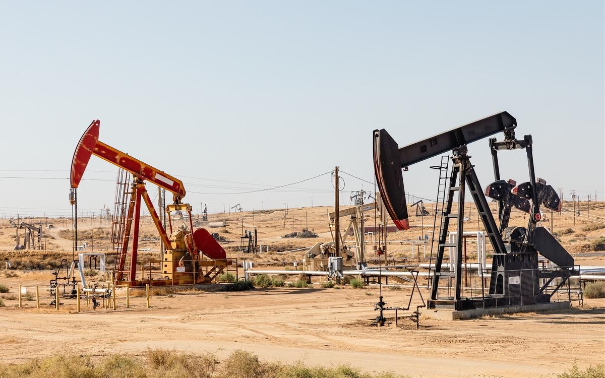 Цены на нефть в ноябре показали самое затяжное падение с 2023 года Нефть Brent в ноябре потеряла 2 7 Котировки снижаются четвертый месяц подряд это самое затяжное падение более чем за два года пишет Bloomberg В предыдущий раз подобное было в мае 2023 года Рынок отыгрывает ожидания встречи ОПЕК в эти выходные и усилия США по прекращению конфликта на Украине поясняет агентство Завершение конфликта на Украине будет иметь серьезные последствия для рынка поскольку снятие санкций может позитивно отразиться на поставках российской нефти С начала года стоимость Brent упала более чем на 15 Этому способствовали ожидания глобального переизбытка нефти на рынке после того как ОПЕК возобновила наращивание добычи При этом игроки рынка не входящие в альянс также увеличили поставки По данным JPMorgan Chase Co ежедневный профицит на рынке составит 2 8 млн баррелей в следующем году и 2 7 млн баррелей в 2027 году Подробнее Цены на нефть в ноябре показали самое затяжное падение с 2023 года Подписаться на Сам ты инвестор