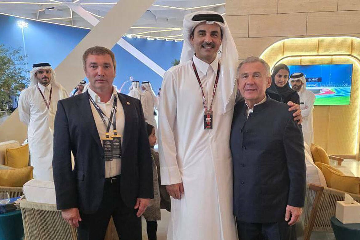 Рустам Минниханов накануне встретился с эмиром Катара Раис Татарстана 30 ноября прибыл с рабочим визитом в столицу Катара Доху Сразу по прибытии состоялась встреча с эмиром государства Катар Его Высочеством шейхом Тамимом бен Хамадом аль Тани С Катаром у Татарстана налажено хорошее взаимодействие как на официальном уровне так и на личном Как развиваются международные отношения Татарстана и Катара и почему эта страна обладает таким большим влиянием на Ближнем Востоке в материале обозревателя Альберта Бикбова К друзьям и единомышленникам Рустам Минниханов посетил Катар с рабочим визитом  Подпишитесь на iatatarinform Читайте нас в MAX