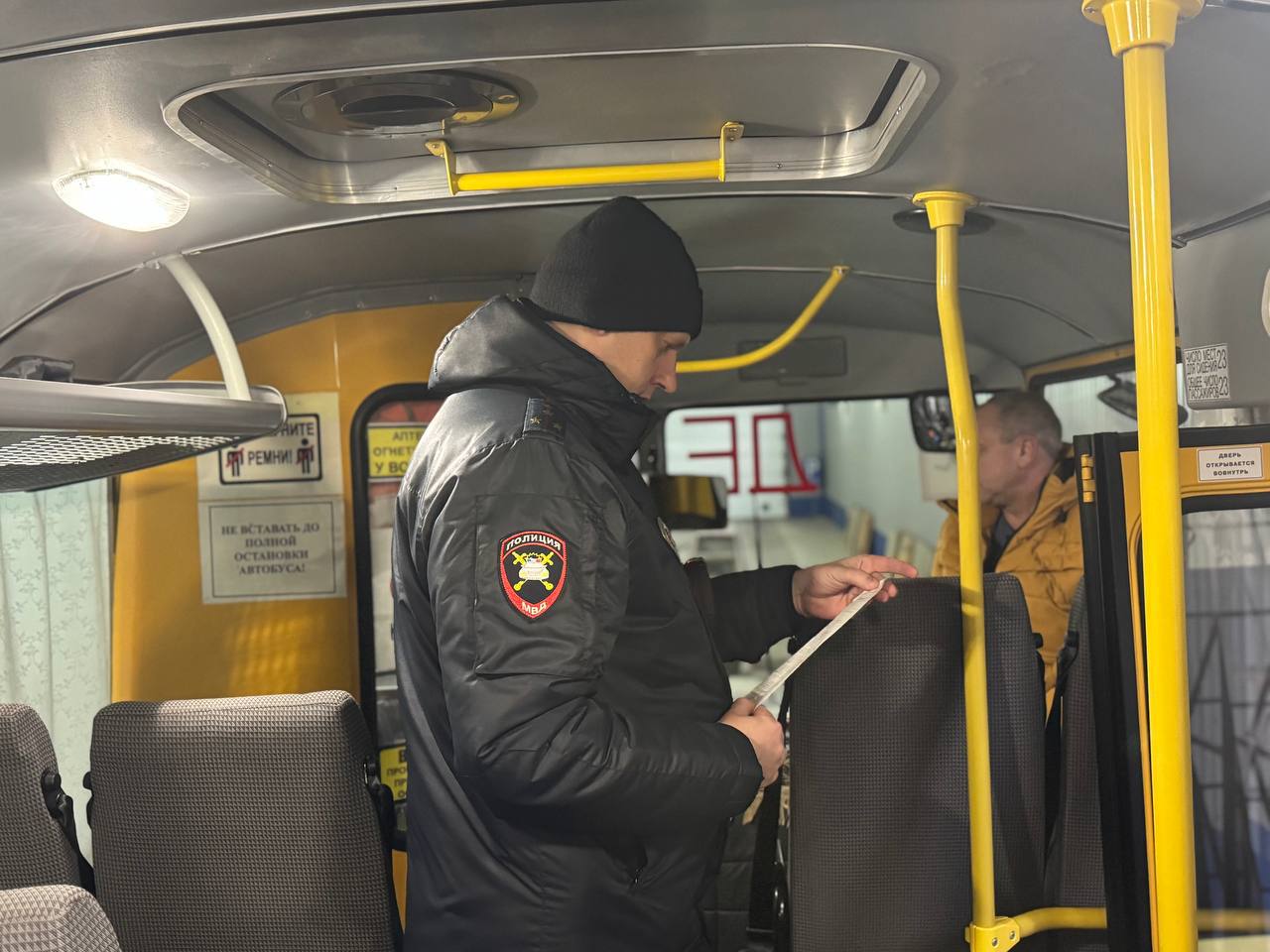 Госавтоинспекции Ростовской области безопасность детских и пассажирских перевозок в Неклиновском районе В целях повышения безопасности пассажирских перевозок в том числе легковым такси профилактики нарушений ПДД и пресечения эксплуатации технически неисправных транспортных средств 21 января 2026 года на территории Неклиновского района сотрудниками отдела ТН и РЭР Управления Госавтоинспекции ГУ МВД России по Ростовской области совместно с сотрудниками ОСБ ДПС проведён постоянный рейд В ходе мероприятия проверены автобусы и транспортные средства осуществляющие перевозку пассажиров и багажа легковым такси По результатам проверок выявлены нарушения и составлены административные материалы в том числе   ч 1 ст 11 23 КоАП РФ нарушение требований использования тахографа не вставлена карта водителя в том числе на школьном автобусе МБОУ Николаевская СОШ   ч 1 ст 12 5 КоАП РФ эксплуатация транспортного средства при наличии технических неисправностей покрытия на ветровом стекле ограничивающие обзорность   ч 1 1 ст 12 5 КоАП РФ управление транспортным средством без оформленной в установленном порядке диагностической карты Кроме того в отношении должностного и юридического лиц собраны материалы проверки по ч 6 ст 12 23 КоАП РФ нарушение требований к организованной перевозке групп детей автобусами отсутствовало уведомление об организованной перевозке При проверке легковых такси составлен административный материал по ч 1 1 ст 12 5 КоАП РФ В отношении должностных и юридических лиц ответственных за выпуск транспортных средств на линию собраны материалы проверки по признакам правонарушений предусмотренных   ч 1 и ч 2 ст 12 31 КоАП РФ выпуск на линию технически неисправных транспортных средств а также допуск к управлению водителей не имеющих права управления либо лишённых такого права   ч 2 ст 11 23 КоАП РФ нарушение требований использования тахографов и соблюдения режима труда и отдыха водителей   Госавтоинспекция Ростовской области напоминает безопасная перевозка детей приоритетная задача Строгое соблюдение требований законодательства контроль технического состояния автобусов допуск к управлению только подготовленных и отдохнувших водителей а также правильная организация перевозок детских групп обязательные условия сохранения жизни и здоровья несовершеннолетних пассажиров Госавтоинспекция61 НеклиновскийРайон БезопасностьДорожногоДвижения ПассажирскиеПеревозки Рейд ПОДПИСАТЬСЯ ПОДПИСАТЬСЯ