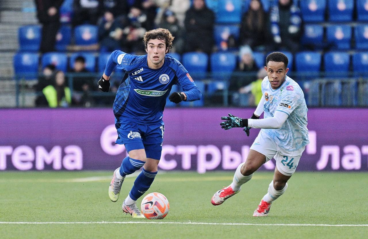 Оренбург Медиа Экс футболист Оренбурга может стать армянином Полузащитник Сочи Александр Коваленко ранее выступавший за Оренбург может сменить российское спортивное гражданство на армянское У игрока есть армянские корни что позволяет ему выступать за сборную Армении Коваленко ранее был заигран за сборную России но только в товарищеском матче В 2022 году он провел 45 минут в матче против Киргизии Оренбург Медиа