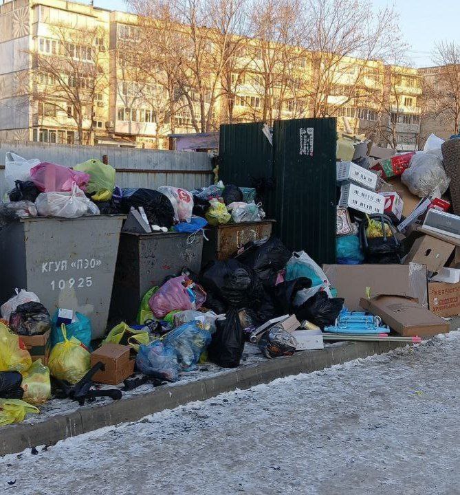 165 миллионов рублей не привлекли мусорщиков в Артём Приморский экологический оператор ПЭО завершил поиск подрядчика для вывоза мусора в Артёме С 23 декабря 2025 года по 13 января 2026 ни одна компания не подала заявку указано на сайте госзакупок Начальной ценой контракта установили 165 217 958 рублей а в обязанности потенциального подрядчика по контракту входит вывоз мусора из строго отведенных для этого мест прописанных в приложенном документе Свозить отходы тоже нужно исключительно к указанным мусорным полигонам Зона работы мусоровозов не только Артём но и входящие в городской округ села Кролевцы Кневичи Олений Суражевка и Ясное Предполагалось что договор будет действовать до 31 декабря 2026 года и за это время с более чем сотни адресов как в частных секторах так и у многоквартирных домов подрядчик вывезет 21 168 41 твердых коммунальных отходов 14 января комиссия подвела итоги и завершила аукцион но новый поиск до сих пор не объявлен