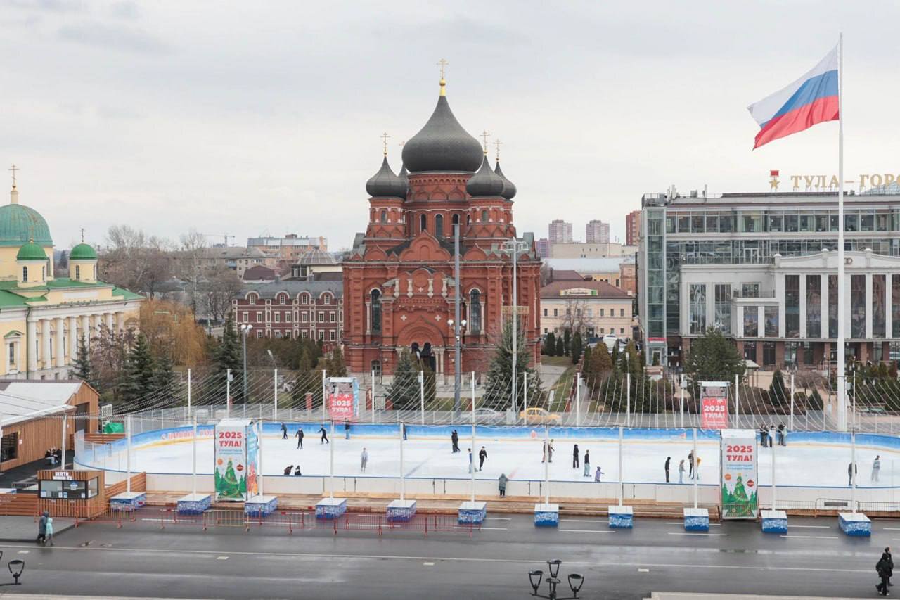 5 декабря состоится торжественное открытие Губернского катка В церемонии примет участие звезда фигурного катания двукратный призёр Олимпийских игр Ирина Слуцкая и участники ее шоу Лед это Хоккейные школы проведут мастер классы В этот же день состоится торжественное открытие главной тульской ёлки и новогодней ярмарки Все желающие смогут бесплатно воспользоваться прокатом коньков и ледовых помощников В тестовом режиме Губернский каток начнет работу уже 1 декабря
